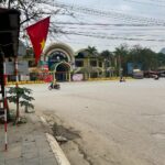 ドンダン駅の建物と駅前道路