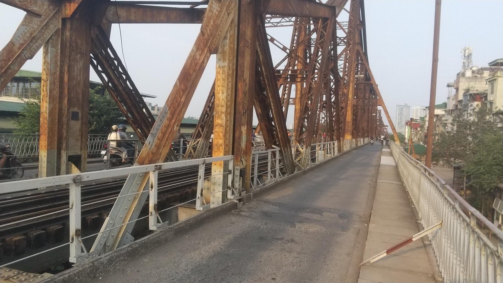 ロンビエン橋の鉄骨とバイクが走る通路