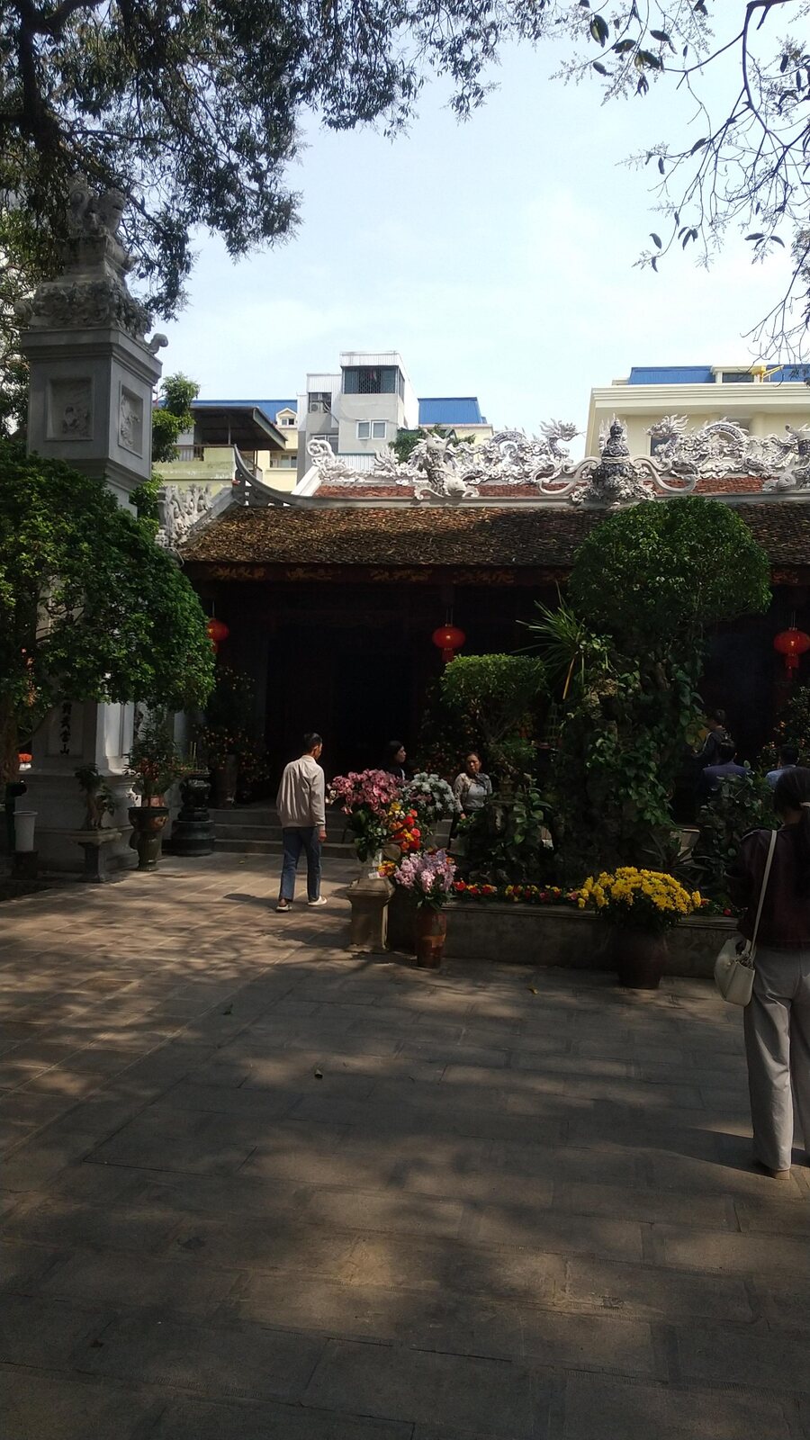 クアンタン寺の屋根と境内で過ごす参拝客