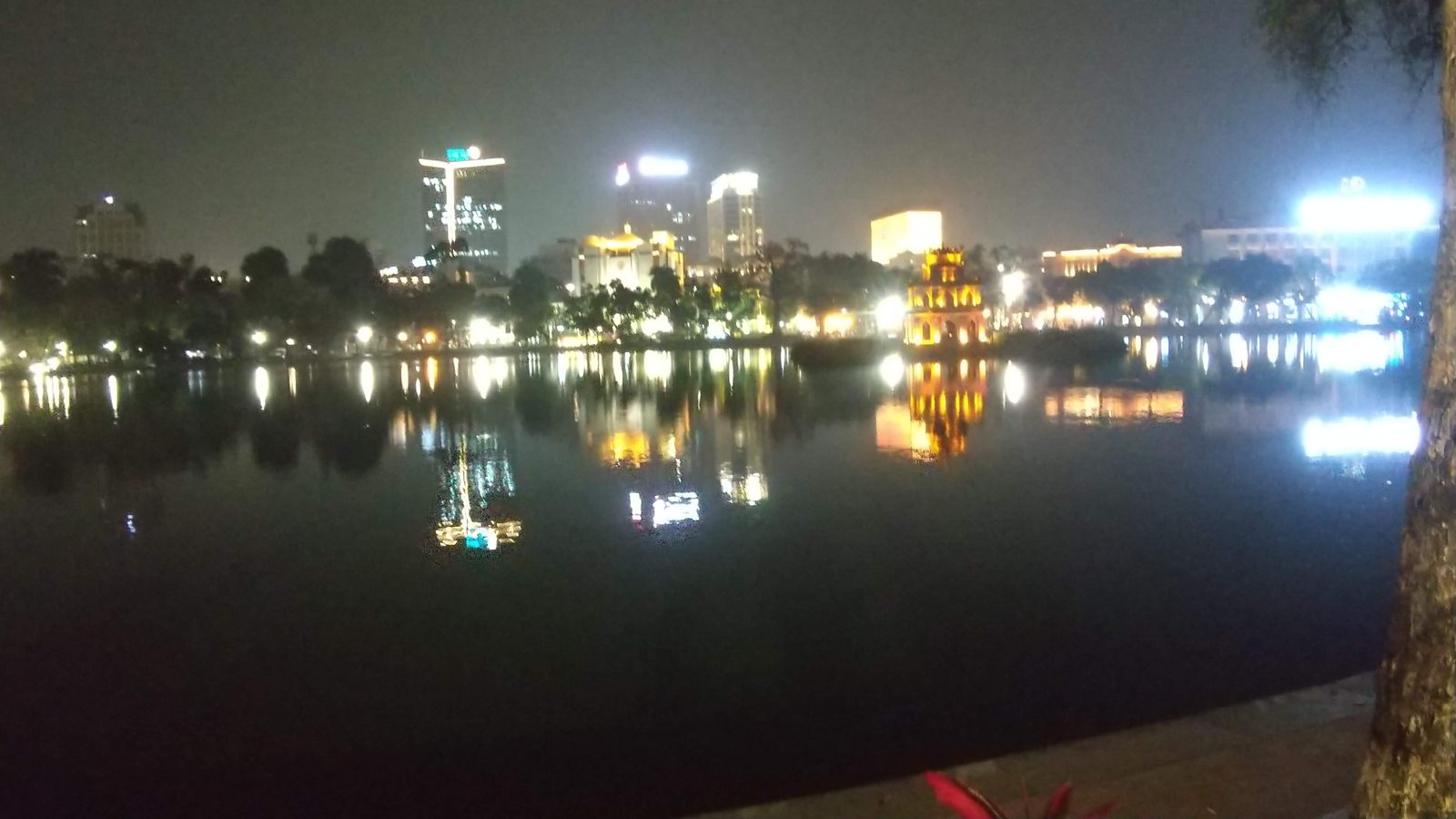 夜のホアンキエム湖