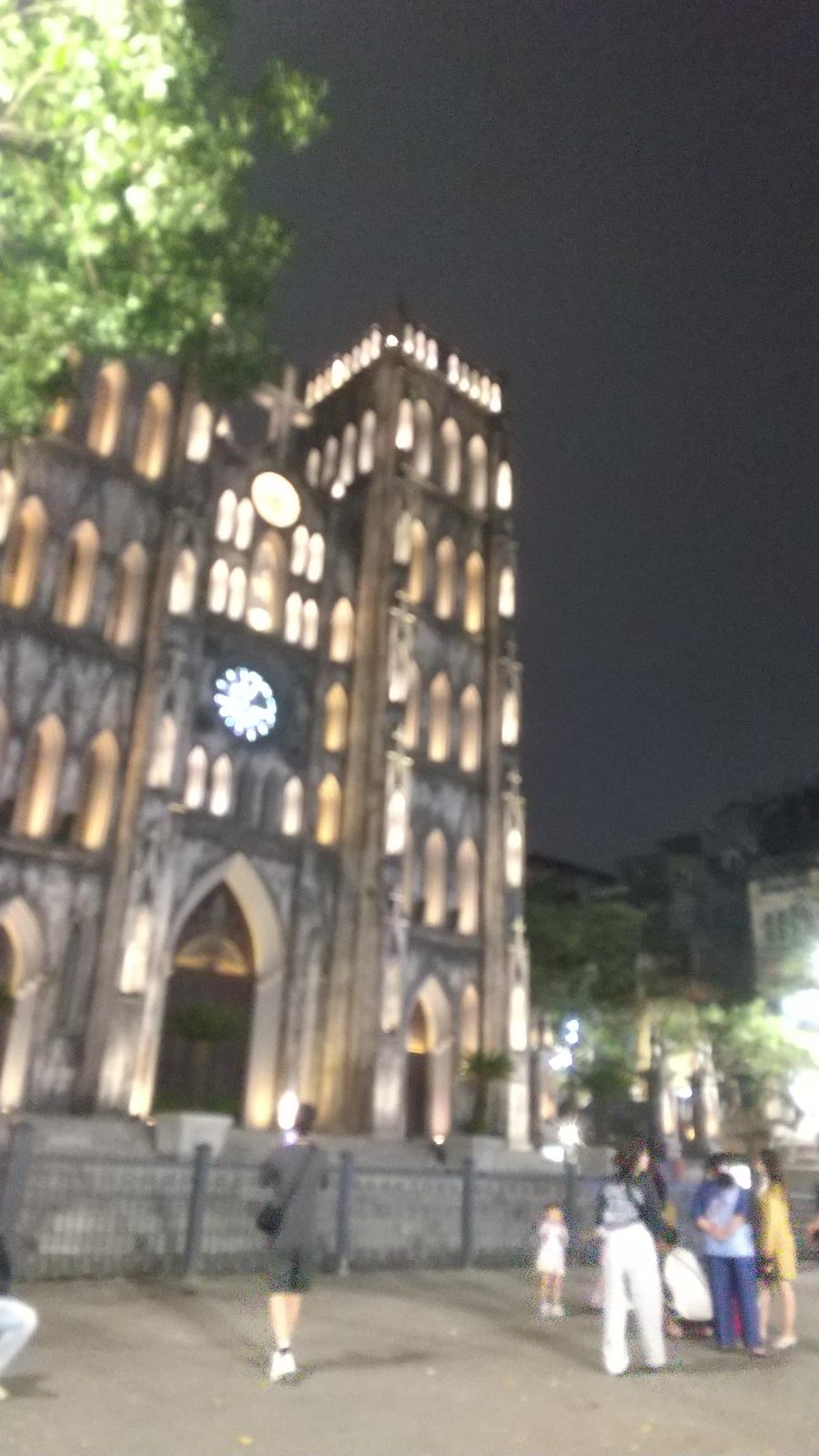 夜にライトアップされたハノイ大教会の正面