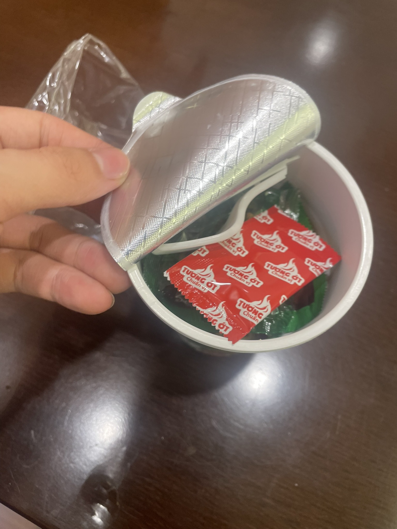 コンビニで購入したカップ麺のふたを開けたところ