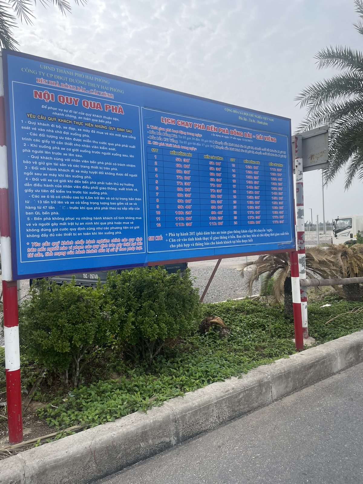 Đồng Bài–Cái Viềngフェリー乗り場の青い案内板。航路名、乗船規則、当時の時刻表が記されている