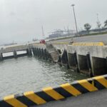 Đồng Bàiのフェリー乗り場。海へ延びる桟橋と車両用の乗船路