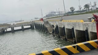 Đồng Bàiのフェリー乗り場。海へ延びる桟橋と車両用の乗船路