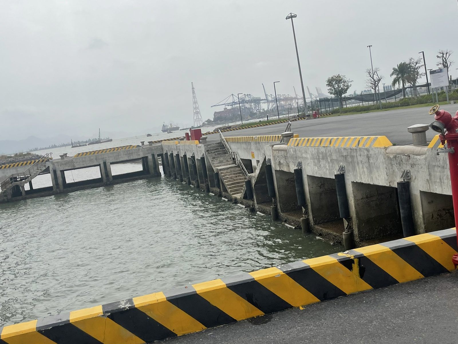 Đồng Bàiのフェリー乗り場。海へ延びる桟橋と車両用の乗船路