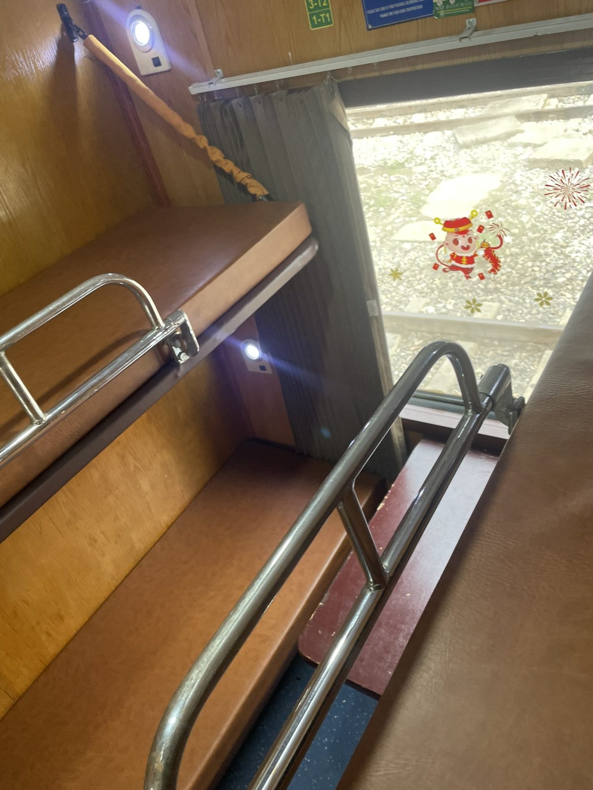 ハイフォンからハノイへ向かう列車の寝台区画。二段の寝台と窓
