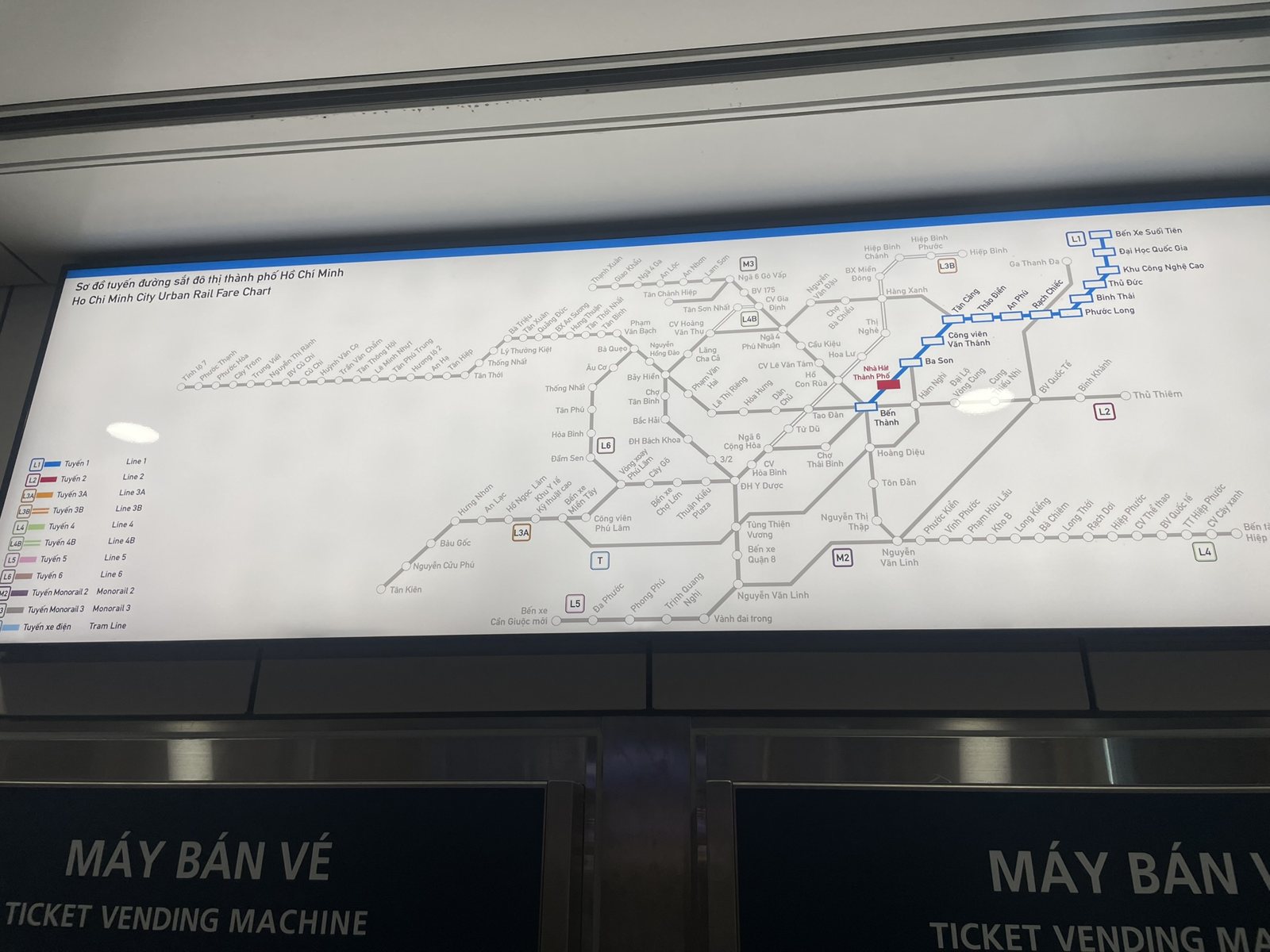 ホーチミンメトロ駅構内の、多数の路線が描かれた鉄道路線図と券売機
