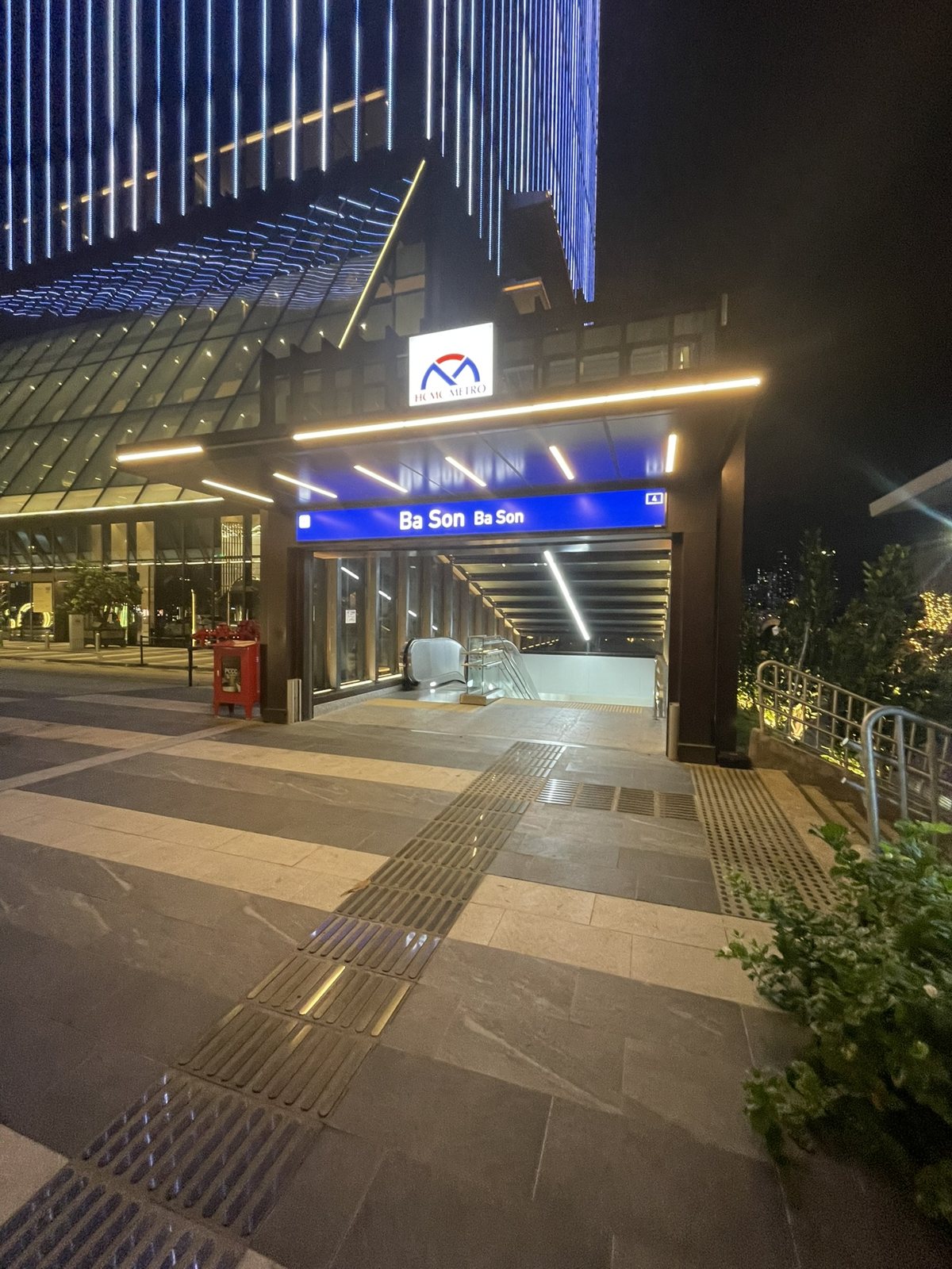 Ba Sonの駅名表示がある、夜のホーチミンメトロの出入口