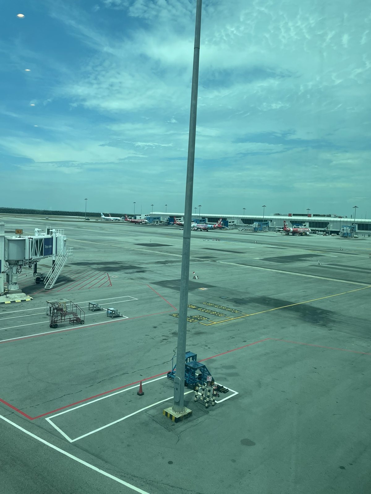 クアラルンプール空港の大きな窓越しに見える駐機場とターミナル