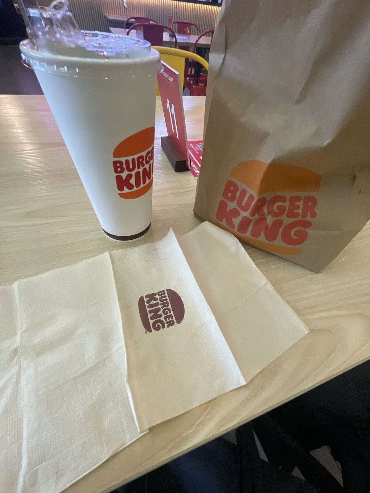 クアラルンプール空港のフードコートで買ったバーガーキングの紙袋とドリンク