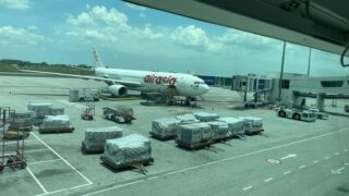 クアラルンプール空港のゲートから見えるエアアジアの機体