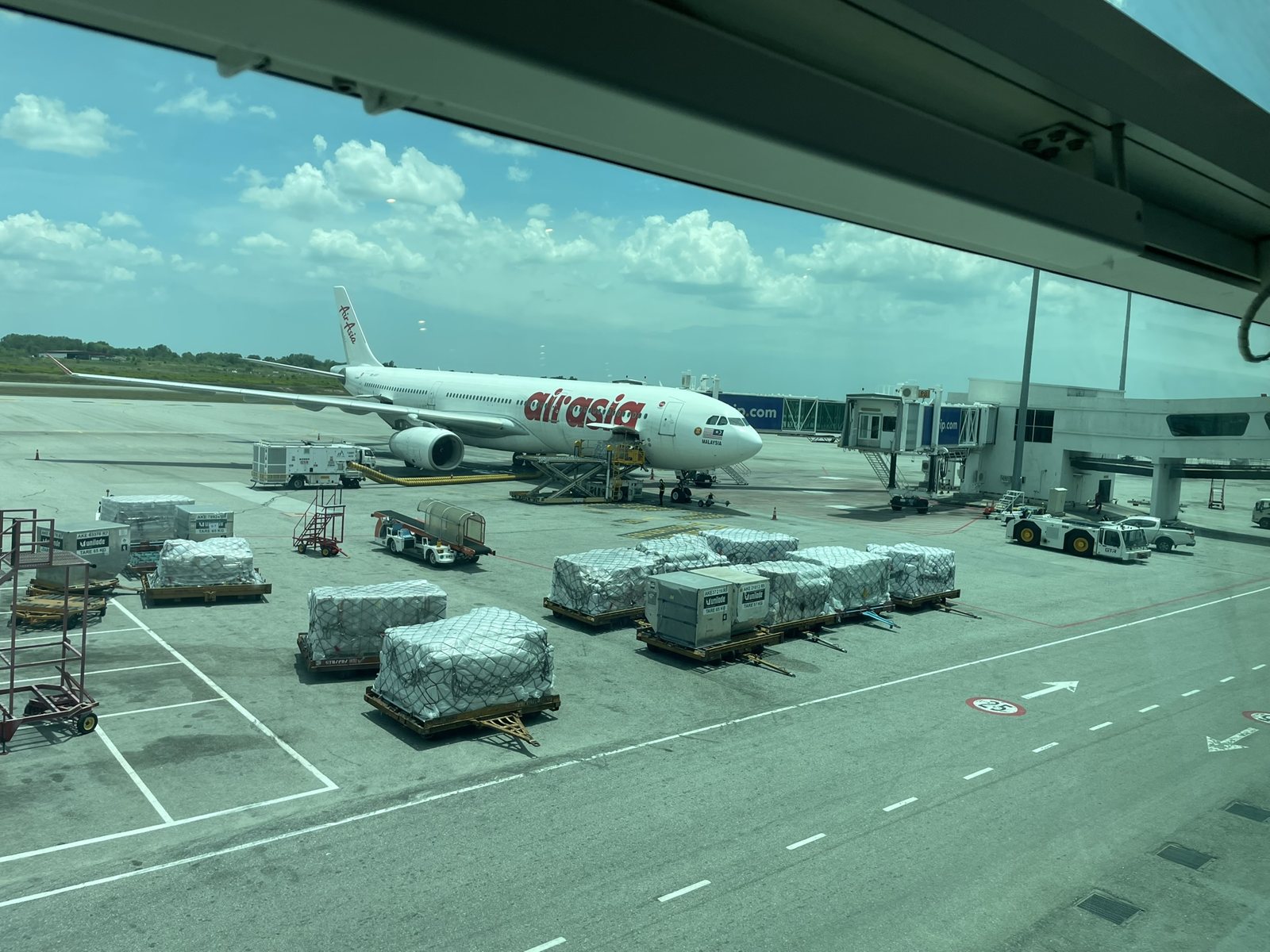 クアラルンプール空港のゲートから見えるエアアジアの機体
